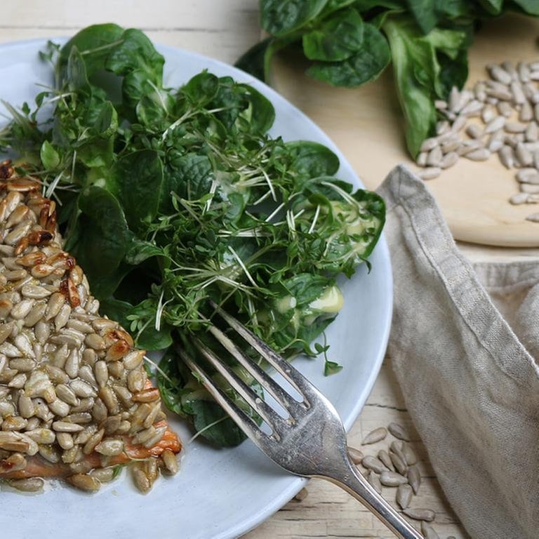 Gegrillter Lachs in Pfefferkruste mit Zitronen-Kräuterbutter - Rezepte ...