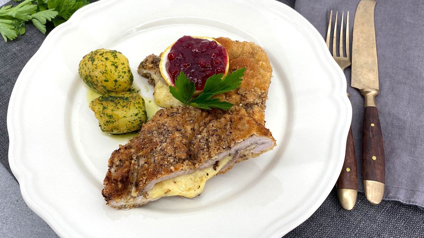 Allgäuer Bauernschnitzel mit Petersilienkartoffeln und Preiselbeeren ...