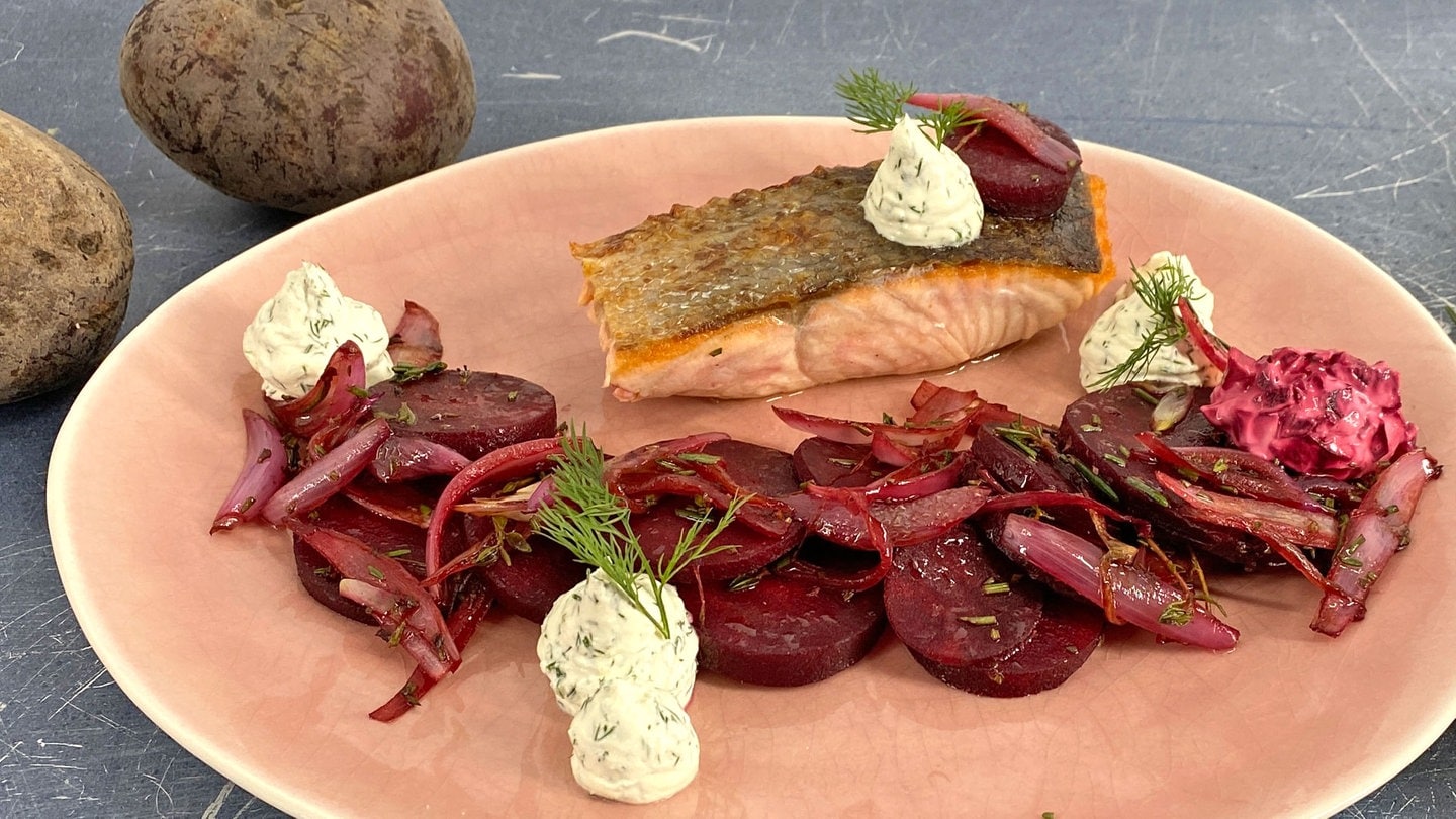 Lauwarmer Rote Bete-Salat mit gebratenem Lachs - Rezepte - ARD-Buffet - TV