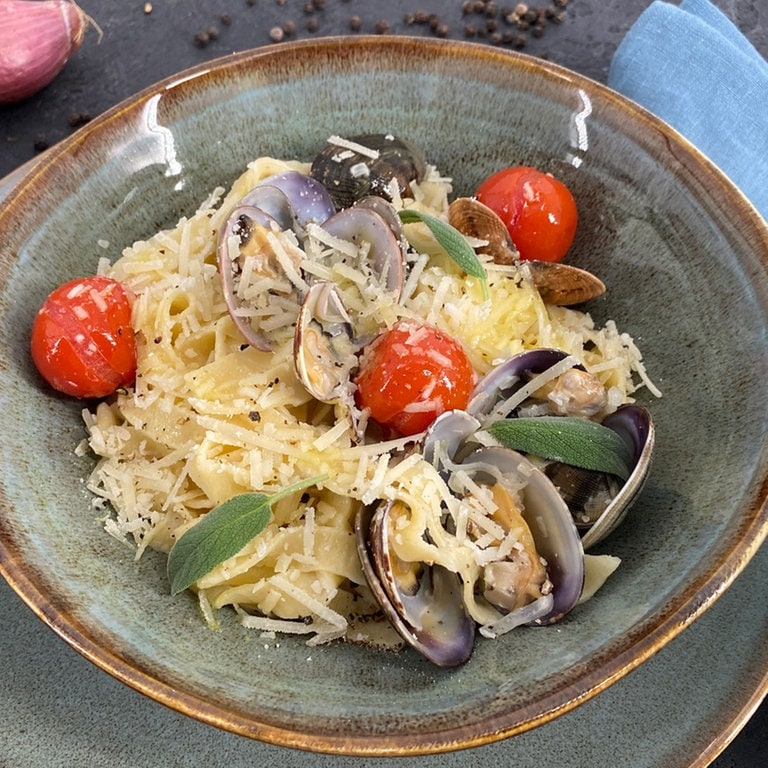 Rezept: Pasta mit Rieslingschaum und Herzmuscheln - Rezepte - ARD ...