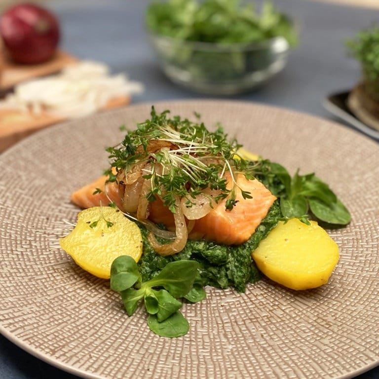 Lachs mit Feldsalat-Püree und Röstzwiebeln - Rezepte - ARD-Buffet - TV