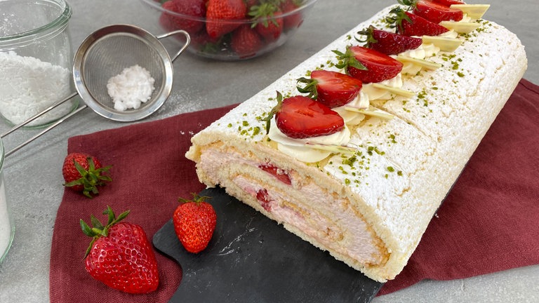 Biskuitrolle mit weißer Schokoladensahne und Beeren - Rezepte - ARD ...