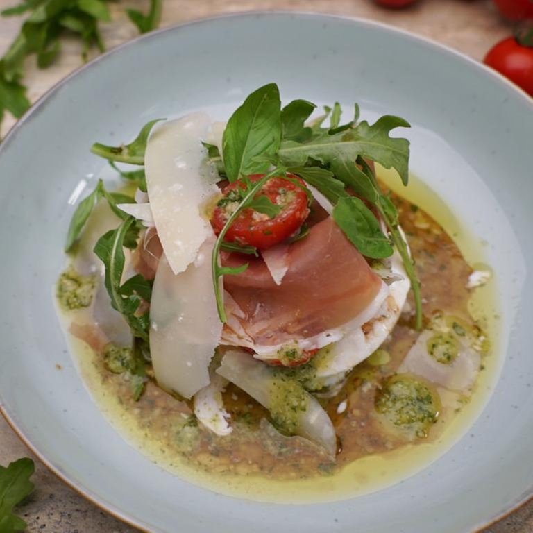 Tomaten-Basilikum-Salat mit Mozzarella und Parmaschinken - Rezepte ...