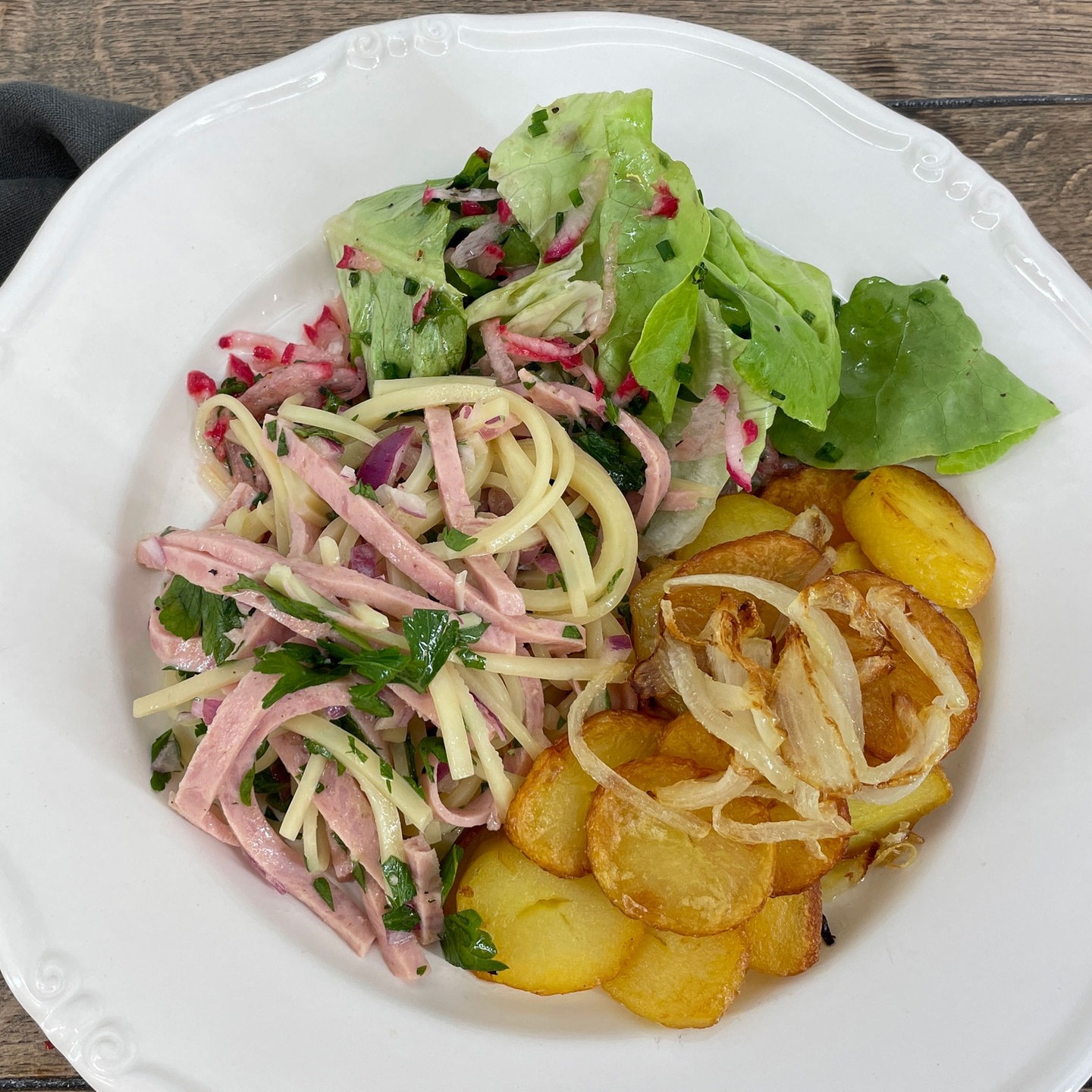 Rezept: Schweizer Wurstsalat mit Bratkartoffeln - Rezepte - ARD-Buffet - TV