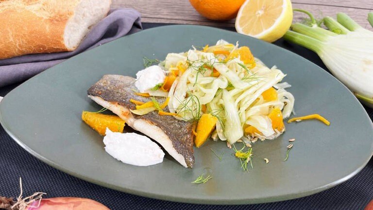 Forellenfilet mit Fenchel-Orangen-Salat - Rezepte - ARD-Buffet - SWR ...