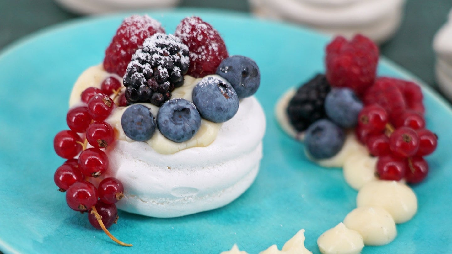 Rezept: Mini-Pavlova mit Beeren - Rezepte - ARD-Buffet - TV