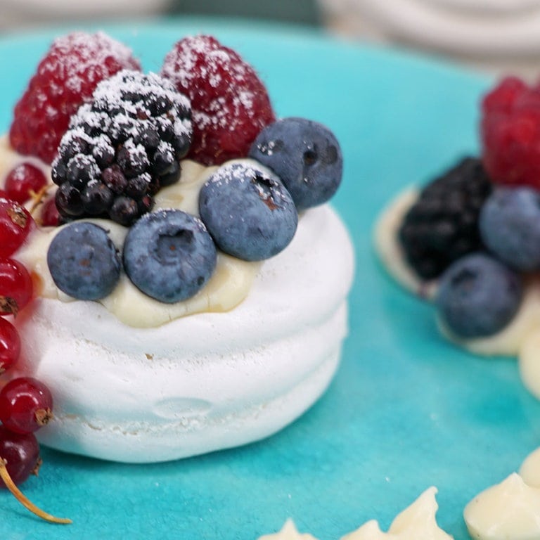 Rezept: Mini-Pavlova mit Beeren - Rezepte - ARD-Buffet - TV