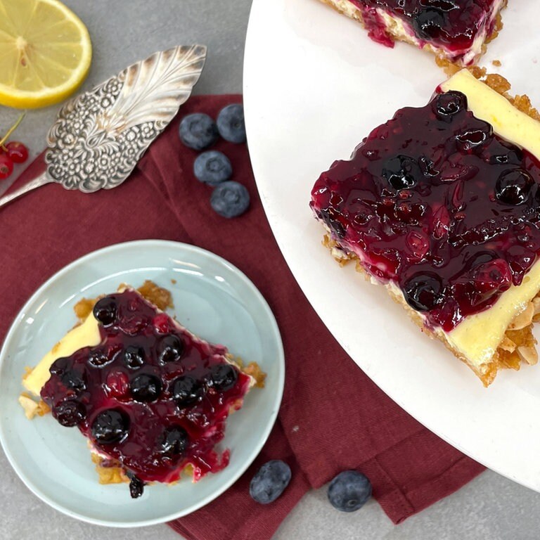 Beeren-Käsekuchen-Schnitte - Rezepte - ARD-Buffet - TV