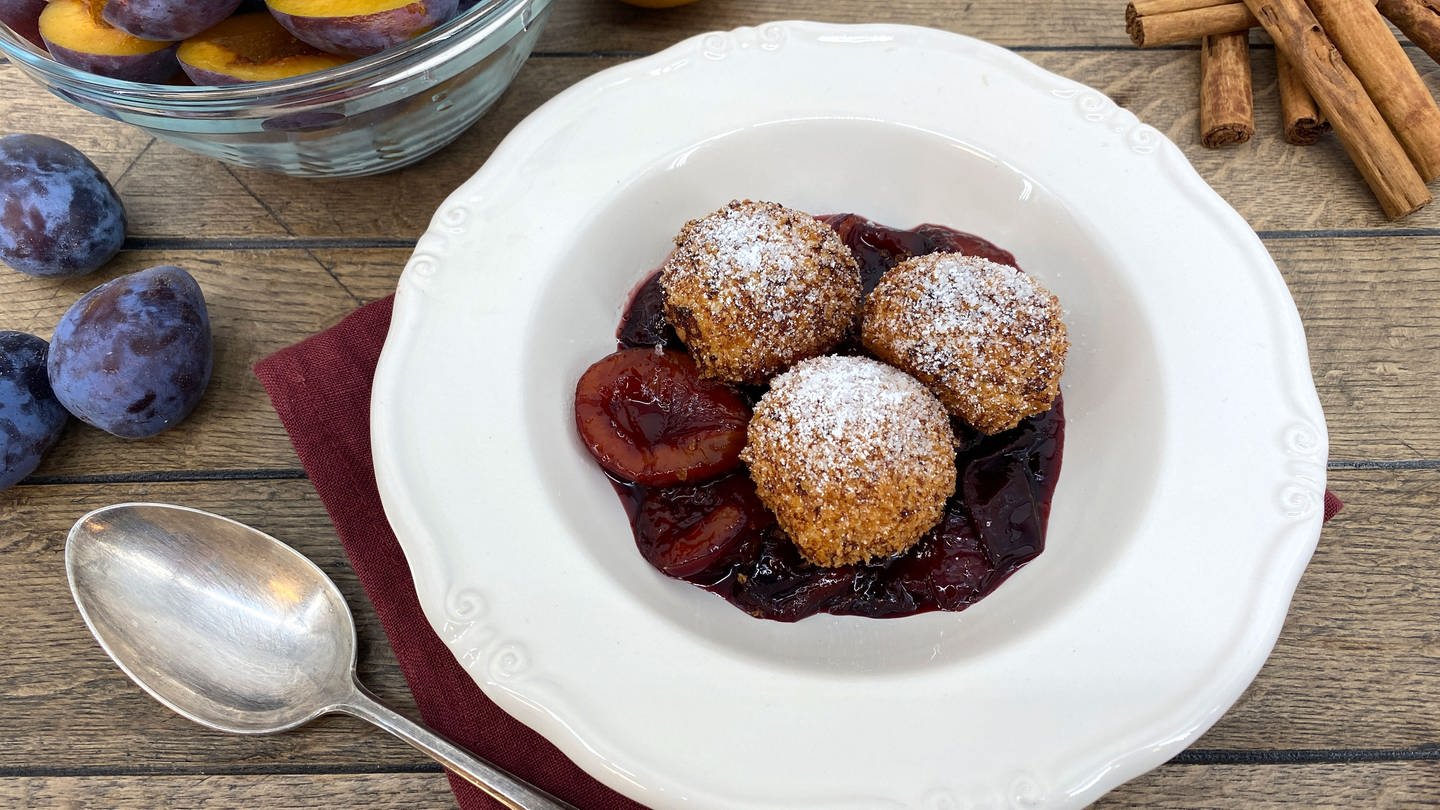 Rezept: Topfenknödel mit Zwetschgenröster - Rezepte - ARD-Buffet - TV