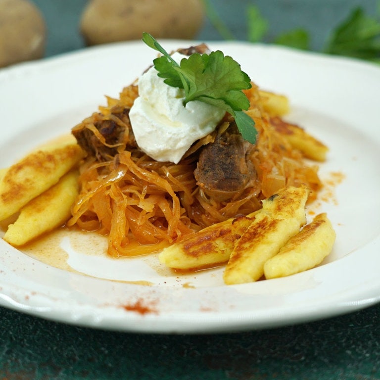 Rezept: Szegediner Gulasch mit Kartoffelnudeln - Rezepte - ARD-Buffet - TV