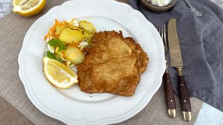 Paniertes Schnitzel mit französischen Kartoffeln