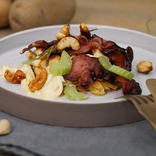 Knuspriger Kartoffelpuffer mit Eiersalat, Honigbacon und Cashewkernen