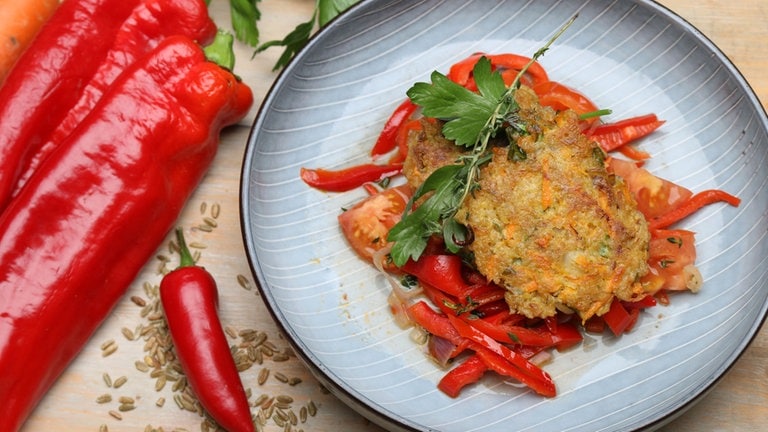 Möhren-Grünkernpuffer mit Paprika-Ragout