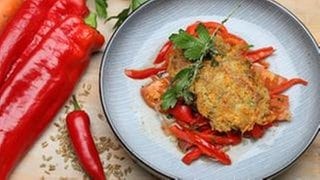 Möhren-Grünkernpuffer mit Paprika-Ragout