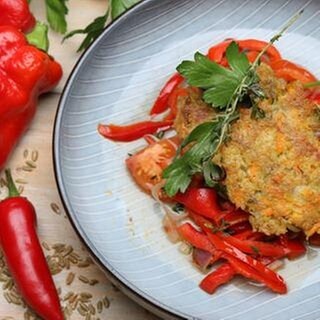 Möhren-Grünkernpuffer mit Paprika-Ragout