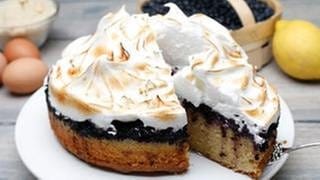 Gestürzter Blaubeer-Vanillekuchen mit Baiser