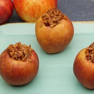 Bratapfel mit Nüssen und Haferflocken