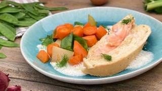 Lachs im Brotteig auf glasiertem Gemüse