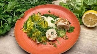 Forellenröllchen mit Kräuterfüllung und Kopfsalat