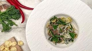 Orecchiette mit wildem Brokkoli, Salsiccia und Ricotta