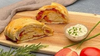 Mediterraner Hefestrudel mit Tomaten und Paprika