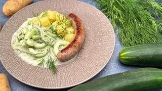 Schmorgurken mit Bratwurst und Kartoffelwürfeln