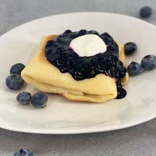 Gefüllte Pfannkuchen (Blintzes) mit Beeren-Sauce