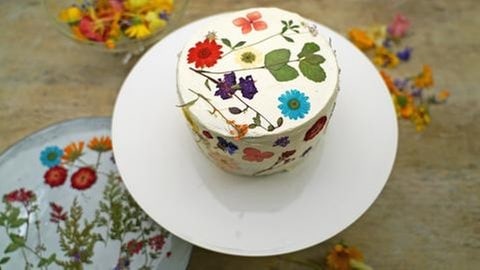 Naked Cake mit Blüten