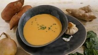 Süßkartoffel-Suppe mit Salsiccia-Strudelsäckchen