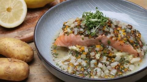 Lachs im Kohlrabi-Senf-Sud auf Kartoffelstampf