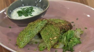 Brokkoli-Frikadellen mit warmem Endiviensalat