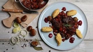 Rehragout mit süßer Pfeffersauce, Maronen und Kartoffelkrapfen