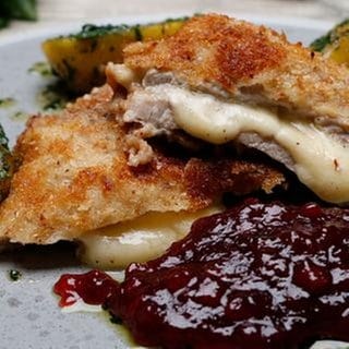 Allgäuer Bauernschnitzel mit Petersilienkartöffelchen und Preiselbeeren