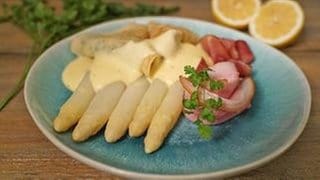 Spargel, klassisch mit Sauce Hollandaise und Kräuterpfannkuchen