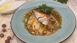 Geschmorter Orangen-Chicorée mit Nüssen und gebratenem Fisch