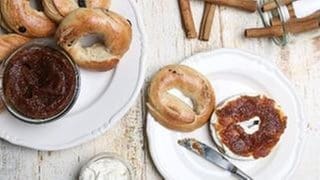 Zimt-Rosinen-Bagels mit Apfelbutter