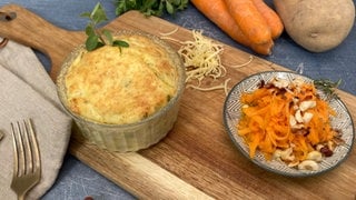 Käse-Kartoffel-Soufflé mit Karottensalat