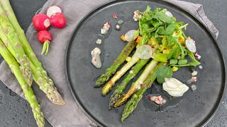 Gebratener grüner Spargel mit Kartoffelgemüse und Salat