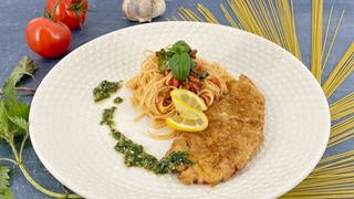 Schnitzel in Ei-Hülle mit Tomatensauce