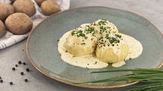 Gefüllte Kräuter-Kartoffel-Klößchen mit Parmesansauce