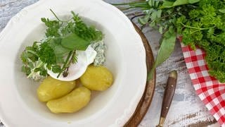 Grüne Sauce mit pochierten Eiern und Pellkartoffeln