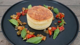 Parmesan-Soufflé mit Paprikagemüse
