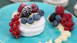 Mini-Pavlova Dessert mit Beeren