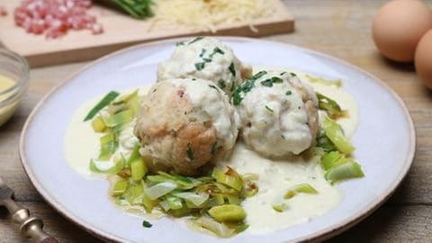 Speckknödel mit Lauchgemüse und Käsesauce