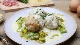 Speckknödel mit Lauchgemüse und Käsesauce