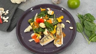 Scharfer Gemüsesalat mit gebratenem Fischfilet