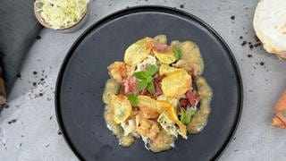 Pulled Eisbein mit Krautsalat und Kartoffelchips