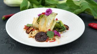 Kohl-Gemüsenudeln mit Pak Choi und Pilzen