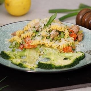 Frühlingspasta mit Thüringer Bratwurst und gebratenem Brokkoli