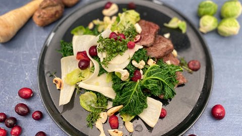 Salat von Wintergemüse mit gebratenen Rindfleischstreifen 